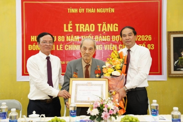 Các đồng chí Thường trực Tỉnh ủy trao tặng Huy hiệu Đảng dịp 19/5