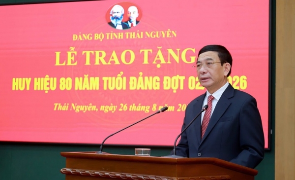 Đại tướng Phan Văn Giang trao tặng Huy hiệu 80 năm tuổi Đảng cho các đảng viên lãnh thành tỉnh Thái Nguyên