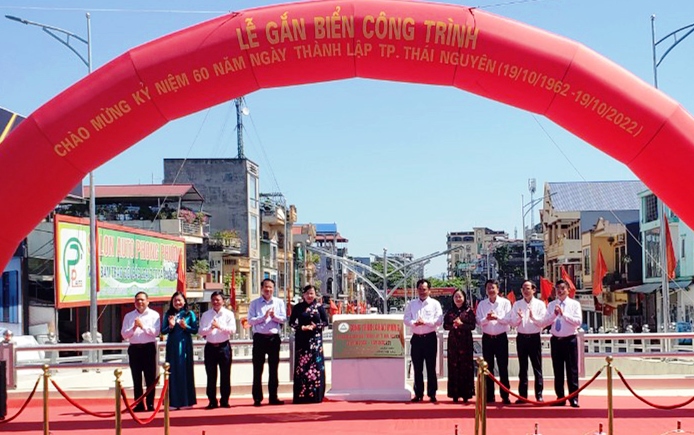 Các đại biểu gắn biển công trình nút giao khác cốt đường Thống Nhất và đường Việt Bắc