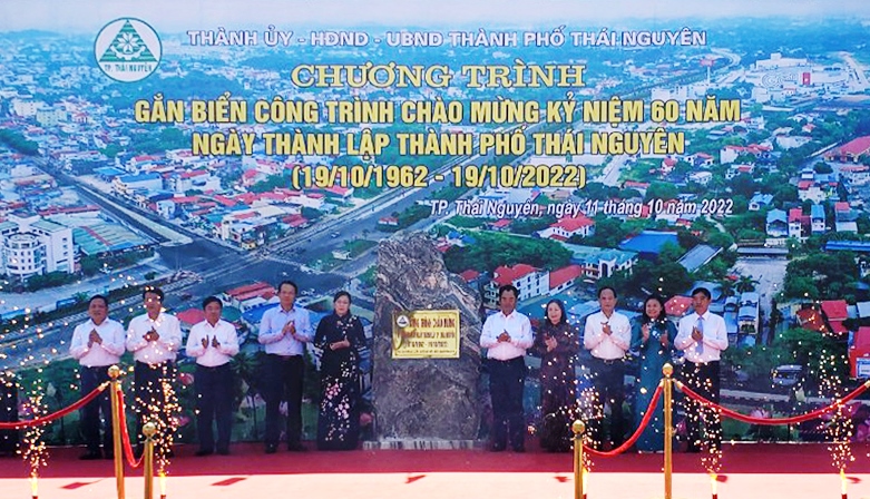 Các đại biểu gắn biển đối với công trình nâng cấp đường Việt Bắc giai đoạn 2