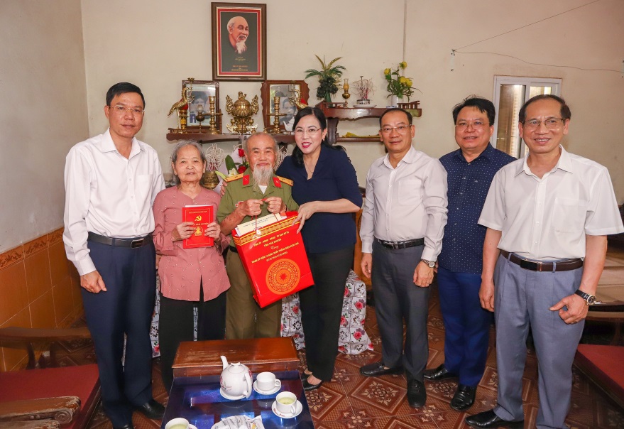 Đồng chí Bí thư Tỉnh uỷ thăm, tặng quà chiến sĩ Điện Biên