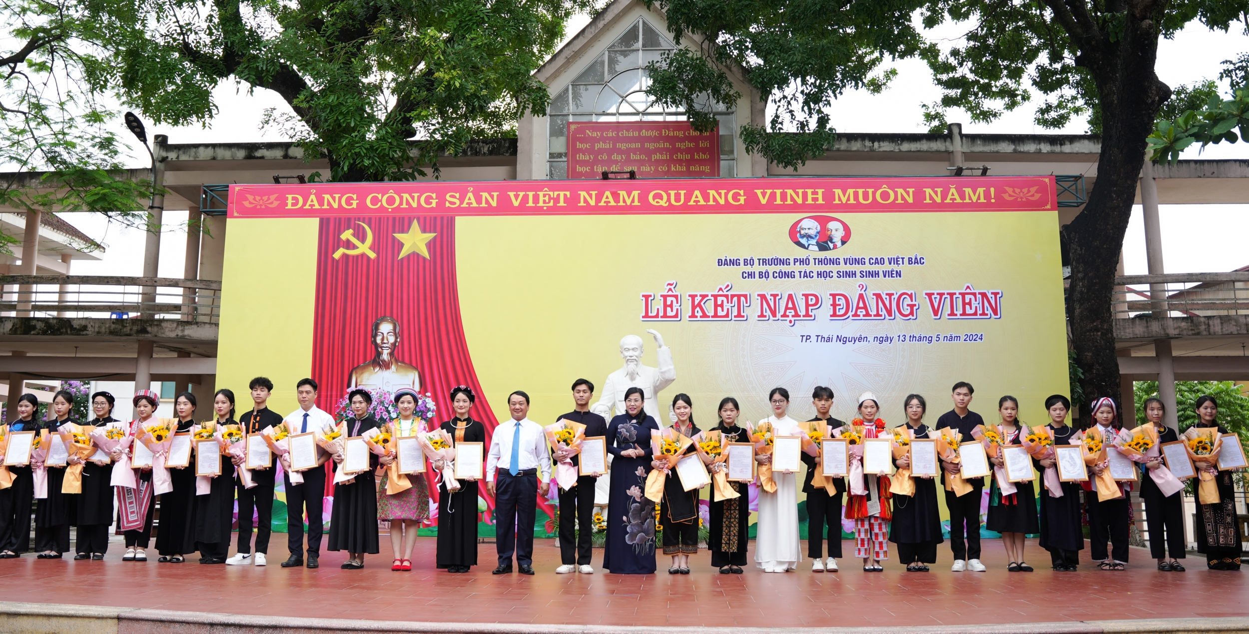 23 em học sinh Trường Phổ thông Vùng cao Việt Bắc được kết nạp Đảng