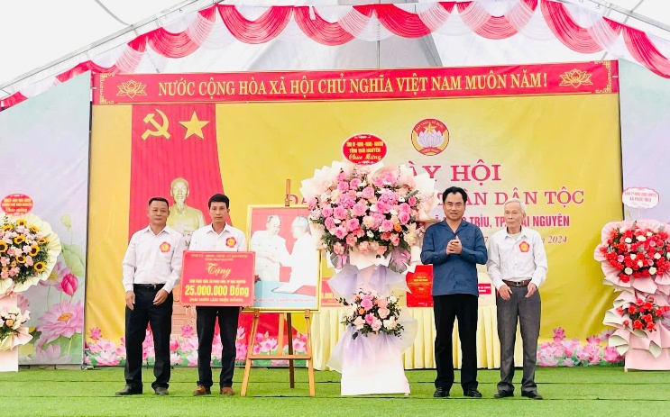 Các đồng chí Thường trực Tỉnh ủy chung vui Ngày hội đại đoàn kết toàn dân tộc tại các địa phương