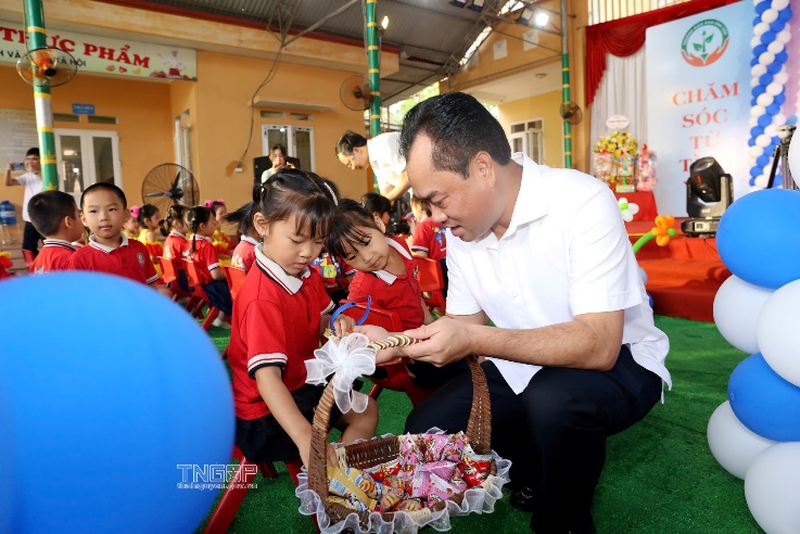 Lãnh đạo tỉnh thăm và tặng quà nhân Ngày Quốc tế Thiếu nhi 01/6