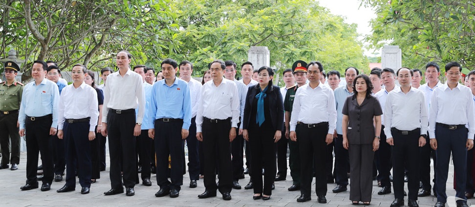 Chủ tịch Quốc hội Trần Thanh Mẫn thăm, tặng quà gia đình có công với cách mạng và tri ân các Anh hùng liệt sĩ tại tỉnh Thái Nguyên