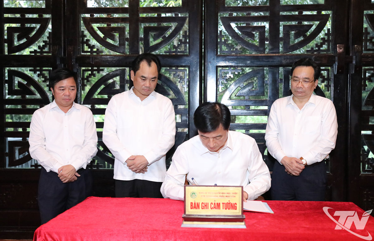 Chủ nhiệm Ủy ban Kiểm tra Trung ương Nguyễn Duy Ngọc dâng hương tại ATK Định Hóa
