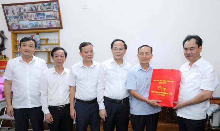 Lãnh đạo tỉnh thăm, tặng quà gia đình chính sách nhân kỷ niệm 78 năm Ngày Thương binh - Liệt sĩ