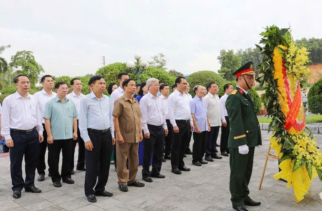 Đoàn đại biểu tỉnh Thái Nguyên dâng hương tưởng niệm Chủ tịch Hồ Chí Minh, các anh hùng liệt sĩ