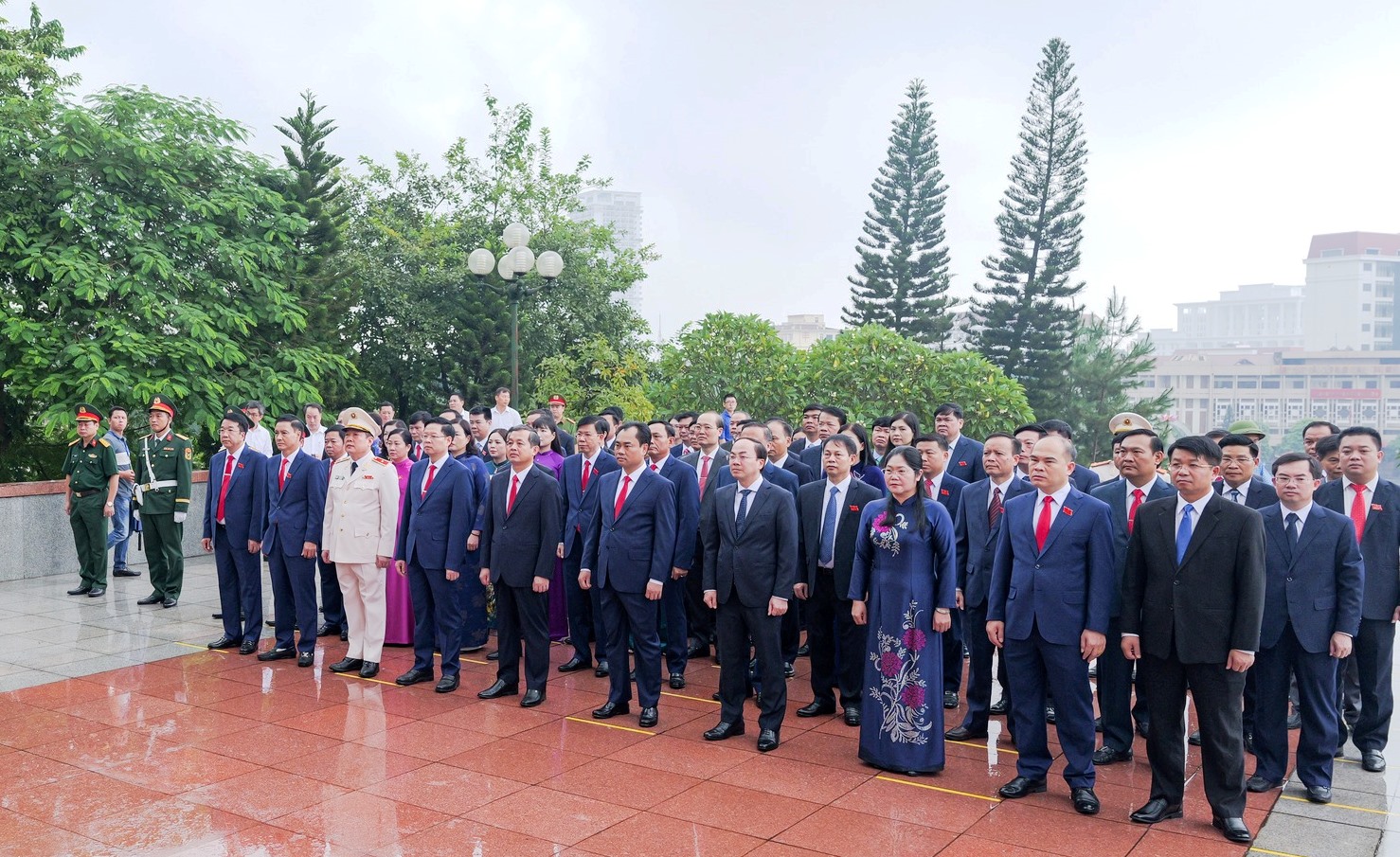 Đoàn đại biểu dự Đại hội đại biểu Đảng bộ tỉnh Thái Nguyên dâng hương tưởng niệm các Anh hùng liệt sĩ