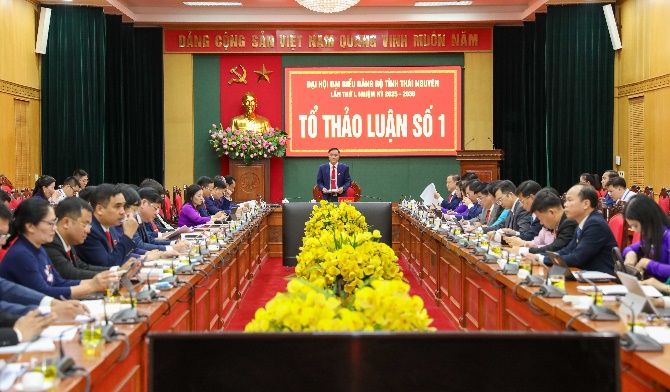 Sôi nổi thảo luận tại tổ, đóng góp nhiều ý kiến tâm huyết vào các văn kiện Đại hội