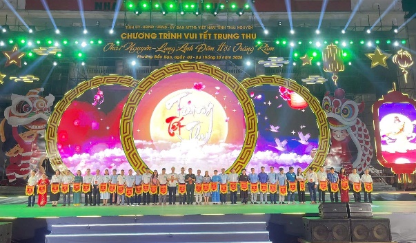Thái Nguyên: Lung linh đêm hội Trăng rằm và chương trình Vui Tết Trung thu