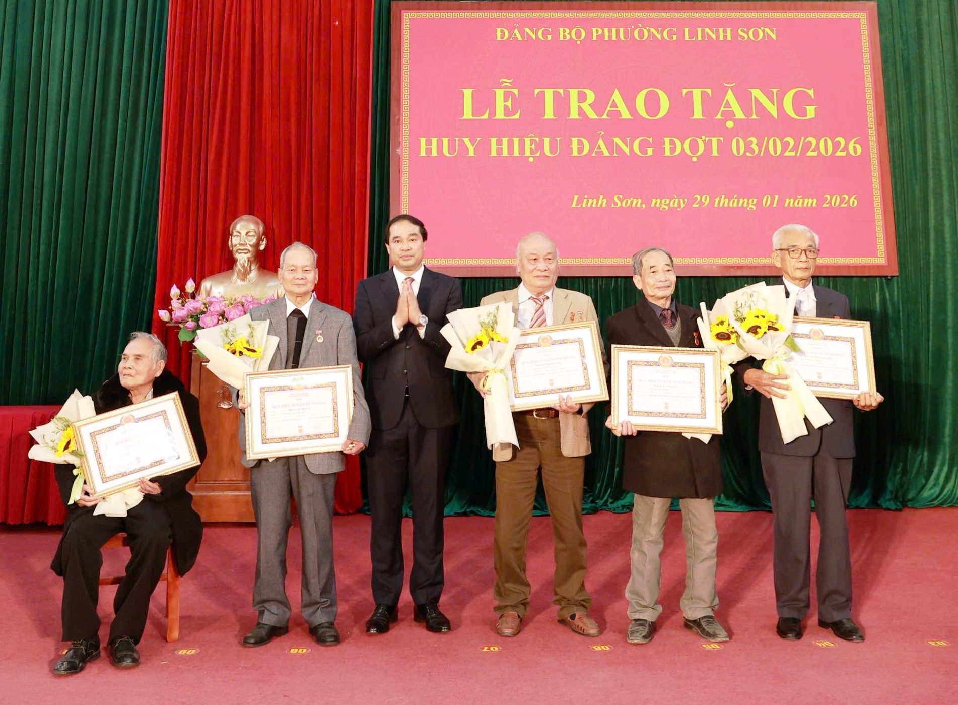 Các đồng chí Thường trực Tỉnh ủy trao tặng Huy hiệu Đảng dịp 3/2