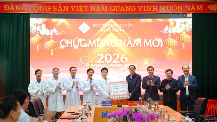 Các đồng chí lãnh đạo tỉnh tặng quà nhân dịp Tết Nguyên đán Bính Ngọ 2026