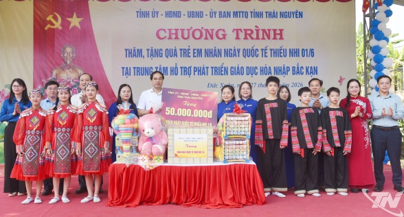 Lãnh đạo tỉnh thăm và tặng quà nhân Ngày Quốc tế Thiếu nhi 01/6