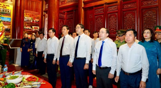 Đoàn đại biểu tỉnh Thái Nguyên dâng hương tưởng niệm Chủ tịch Hồ Chí Minh
