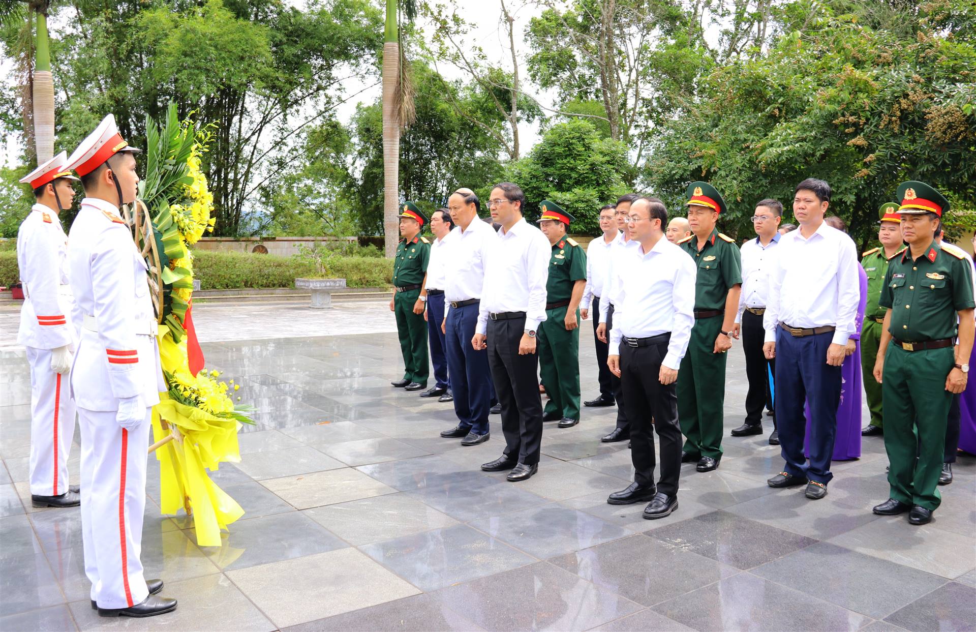 Đoàn đại biểu tỉnh Thái Nguyên dâng hương tưởng niệm các Anh hùng liệt sĩ tại tỉnh Cao Bằng