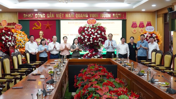 Thường trực Tỉnh ủy chúc mừng 96 năm Ngày truyền thống Ngành Tuyên giáo của Đảng