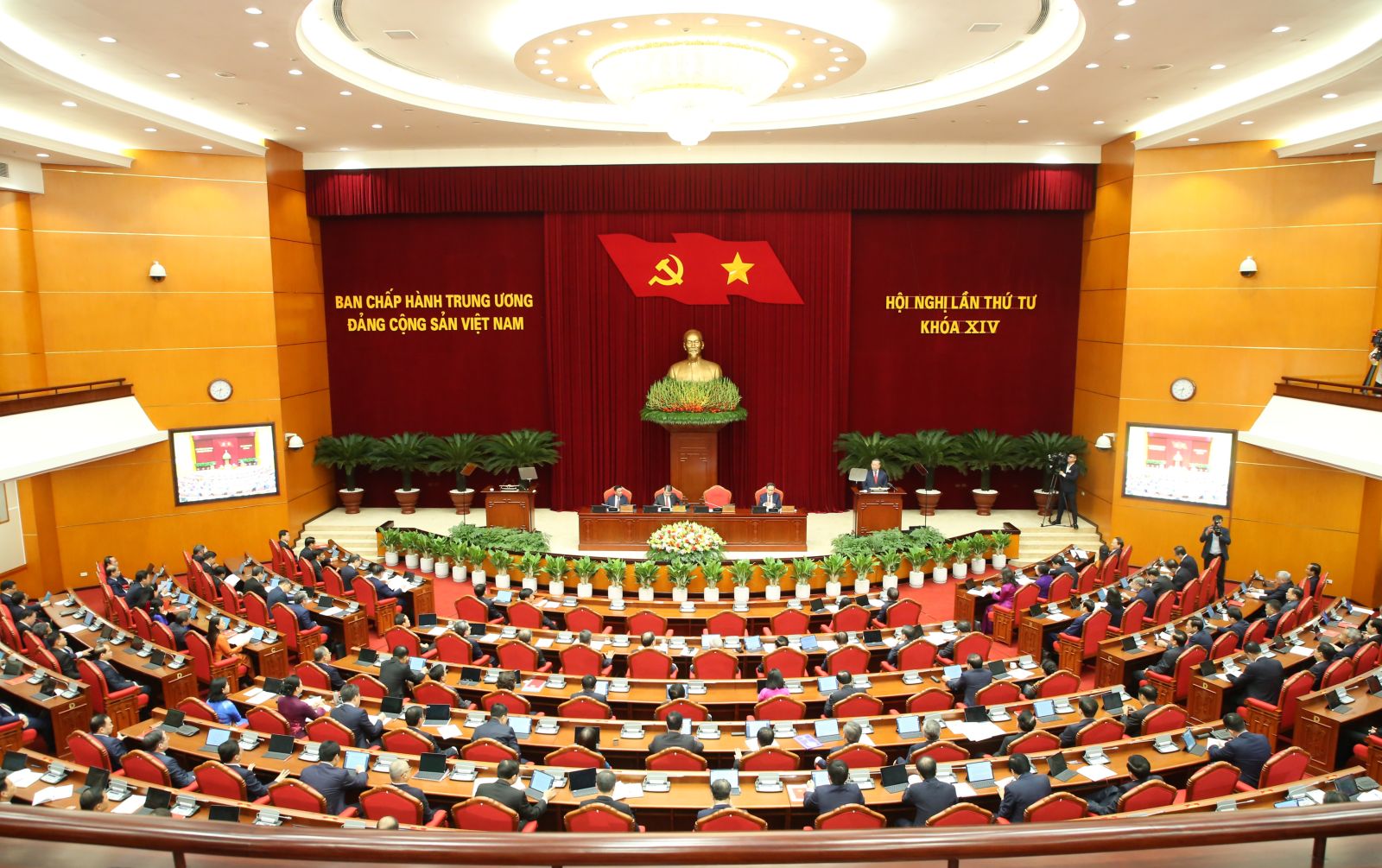 Khai mạc Hội nghị lần thứ Tư, Ban Chấp hành Trung ương Đảng khóa XIV