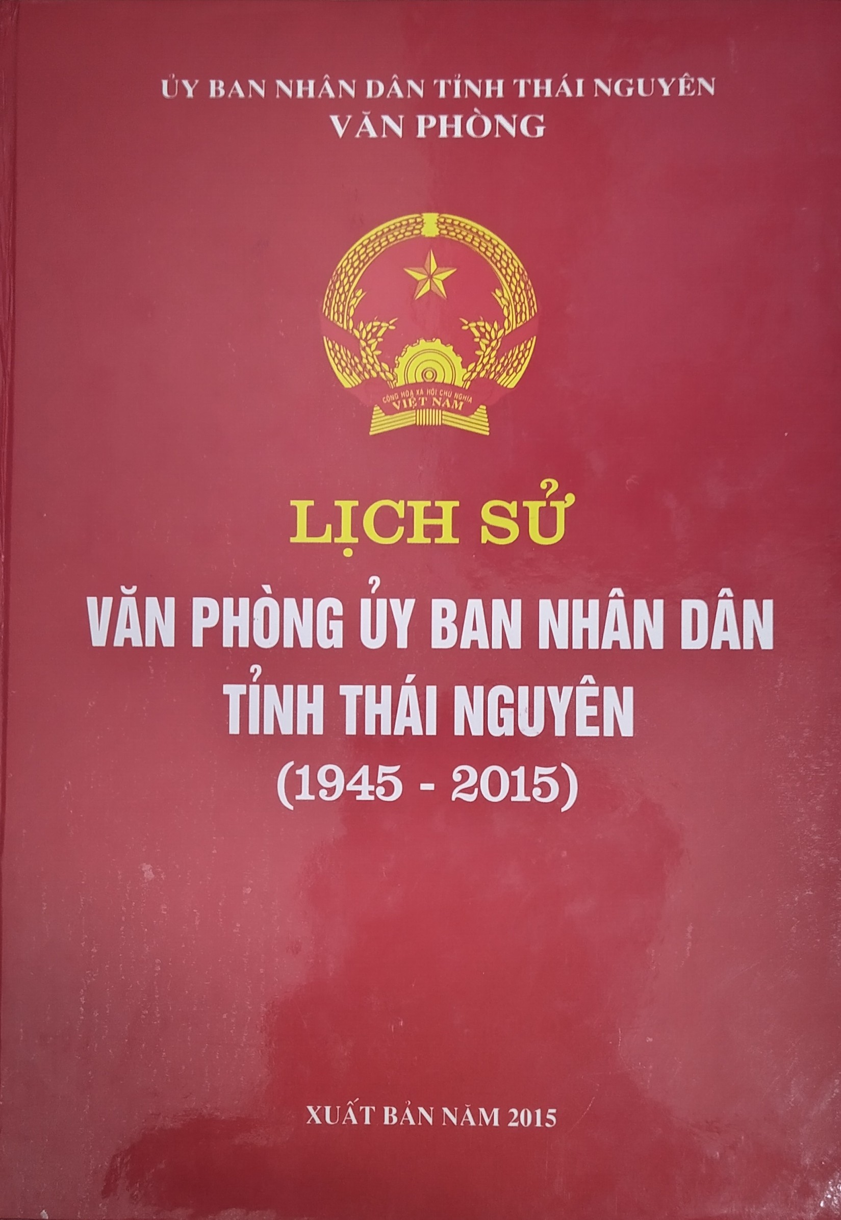 Cuốn sách Lịch sử Văn phòng Ủy ban nhân dân tỉnh Thái Nguyên (1945 - 2015)